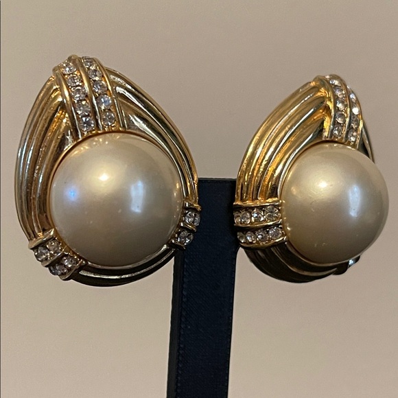 Vintage Ciner Faux Pearl Tear Drop Swarovski Crystal Clip-on Earrings - Picture 9 of 9